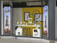 908369 Afbeelding van een etalage van boekhandel Broese (Stadhuisbrug 5) te Utrecht, ingericht ter gelegenheid van de ...